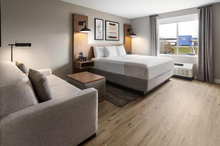 1 King Bed (3 of 16)