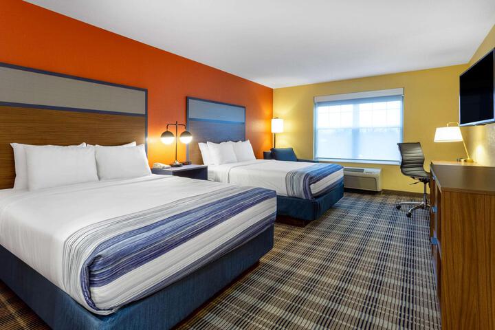 2 Queen Beds (3 of 8)