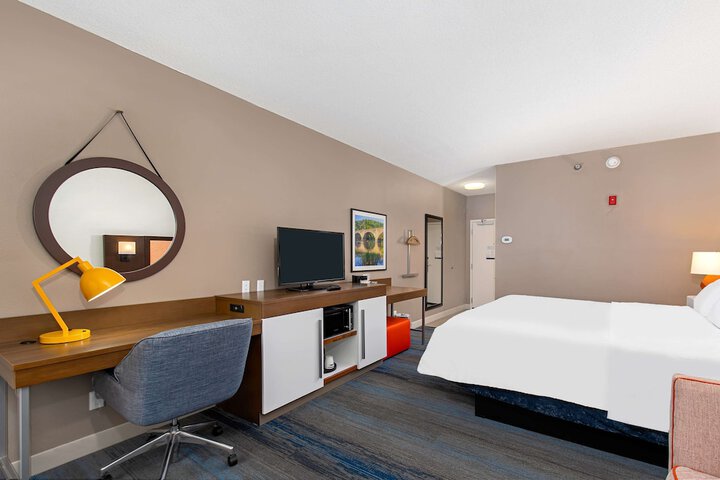 1 King Bed (2 of 17)