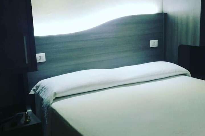 Room 6 of 10