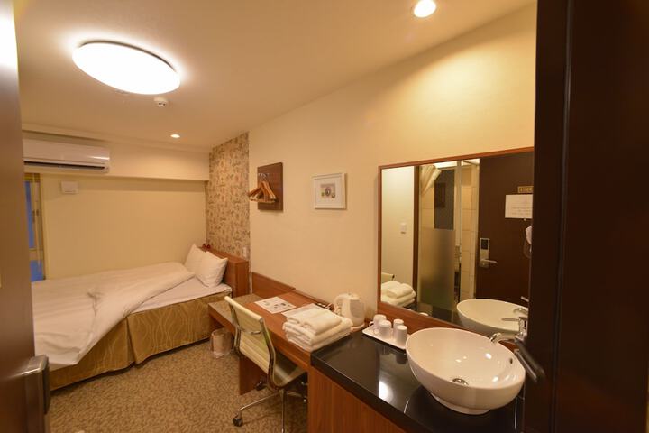 Room 21 of 33