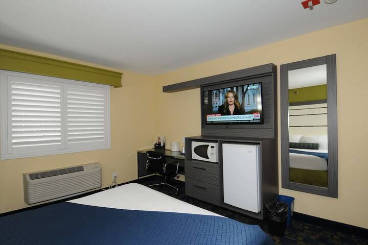 1 Queen Bed Microwave and Refrigerator WiFi Full Breakfast (10 of 19)