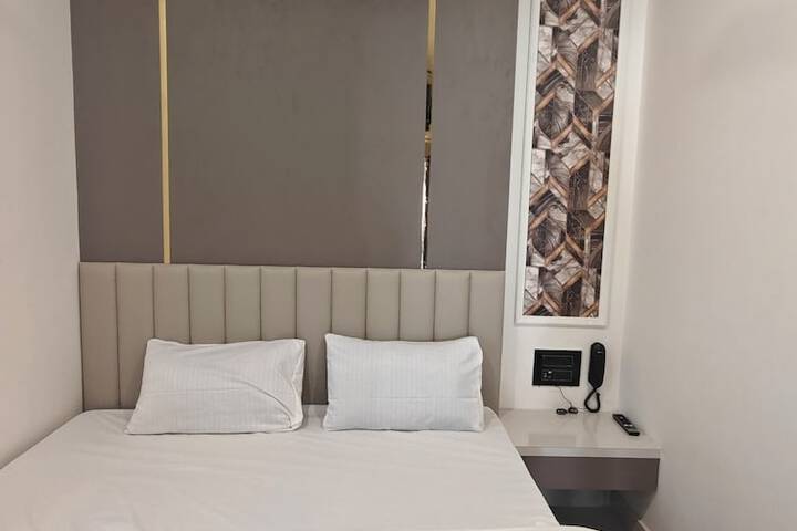 Room 9 of 20