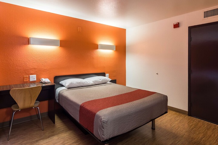 1 Queen Bed (5 of 8)