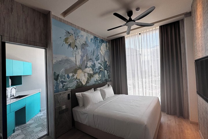 Room 4 of 8