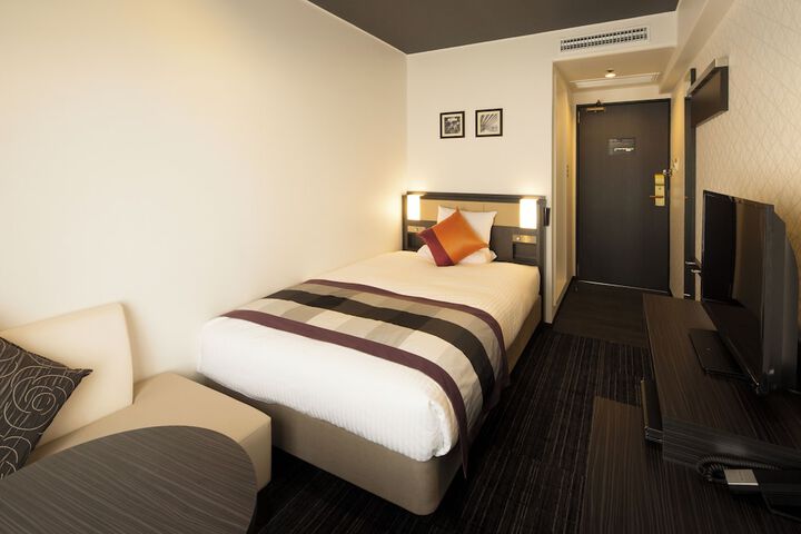 Room 10 of 18