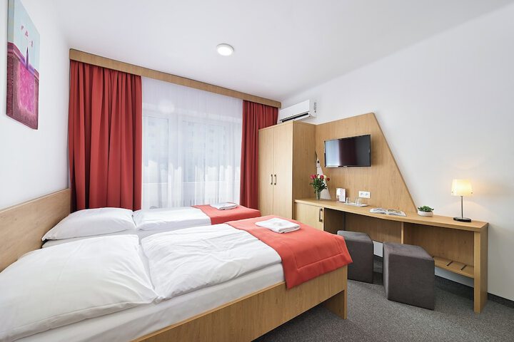Room 9 of 24