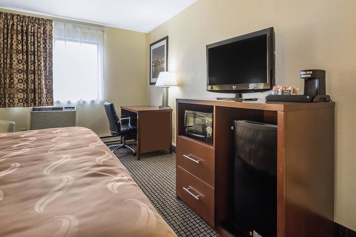 1 King Bed (6 of 10)