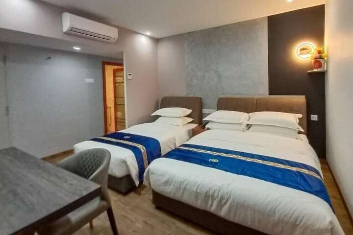Room 13 of 36