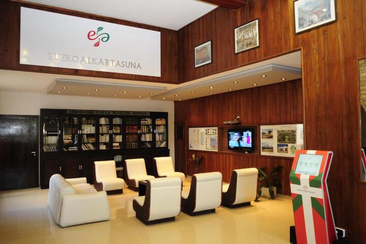 Lounge 2 of 23