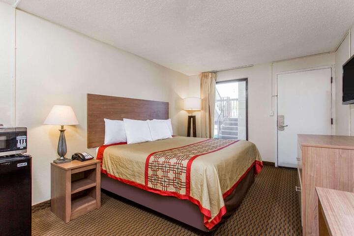 1 King Bed (2 of 10)
