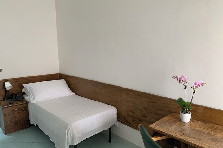 Room 6 of 28