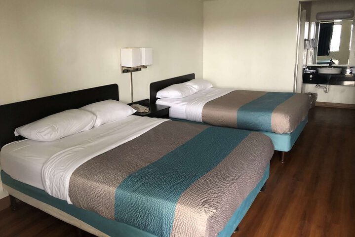 2 Queen Beds (2 of 2)