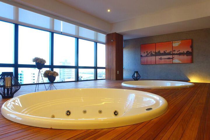 Hot Tub 12 of 33