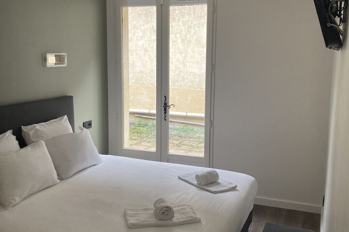 Room 6 of 14