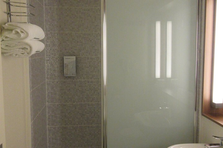 Room 9 of 83
