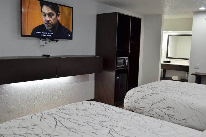 2 Queen Beds (7 of 13)