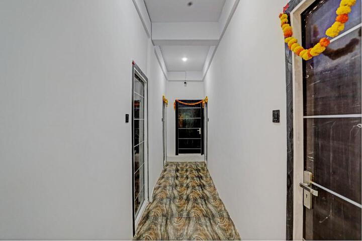 OYO 81913 Hotel Adhiraj