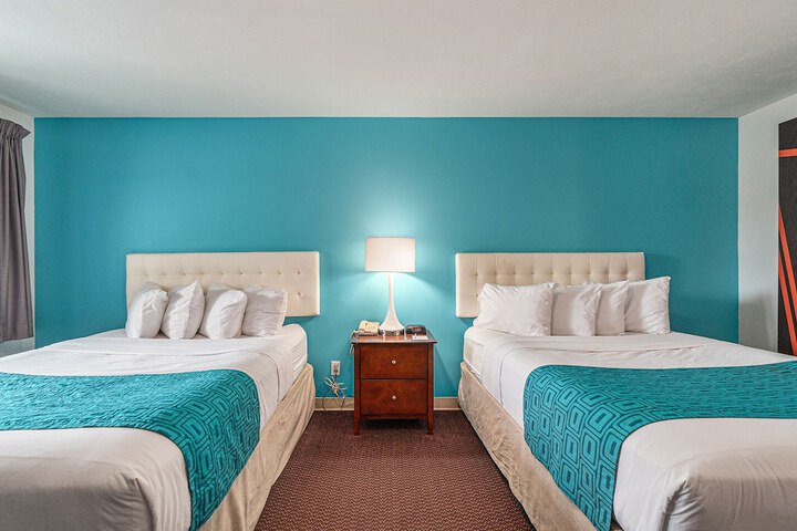 2 Queen Beds (17 of 21)