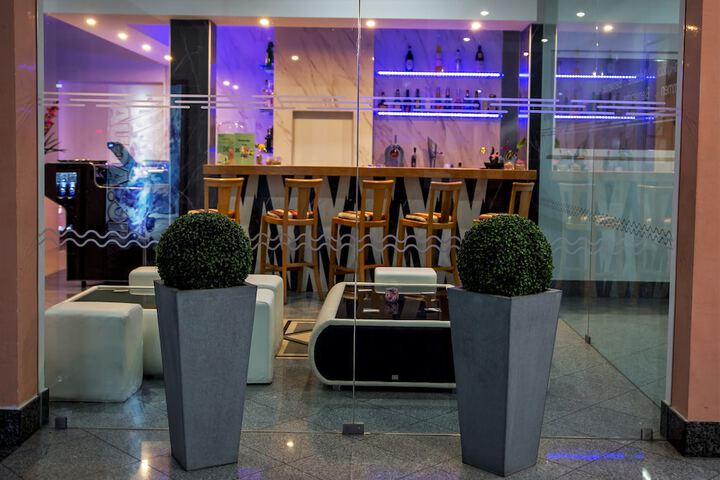 Lounge 43 of 50