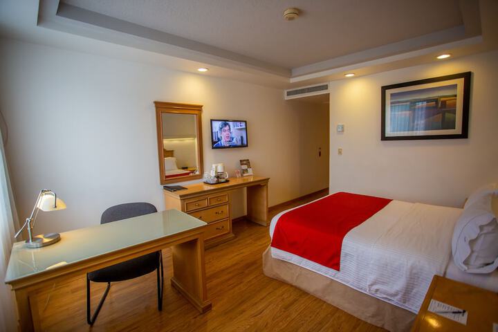Room 7 of 104