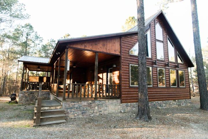 Niks Nest 2 Bdrm 2 Bath, Hot tub, Fireplace, 1Story, Fire Pit, Horseshoes in Broken Bow, OK