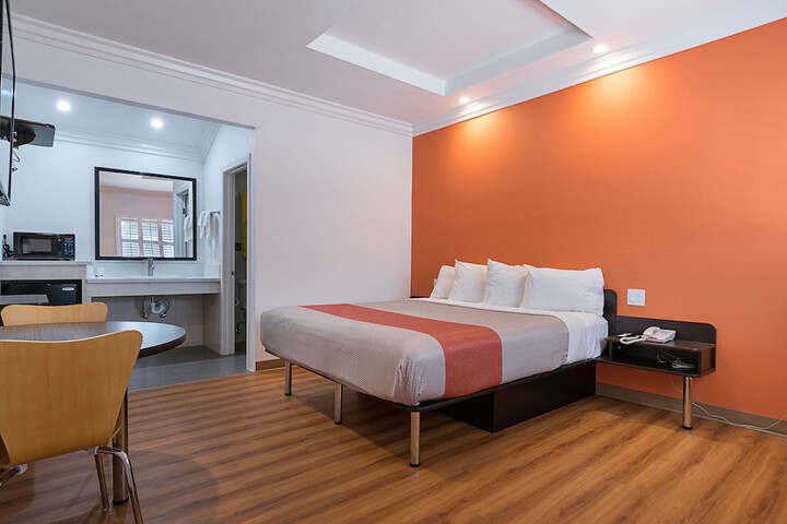 Room 13 of 34