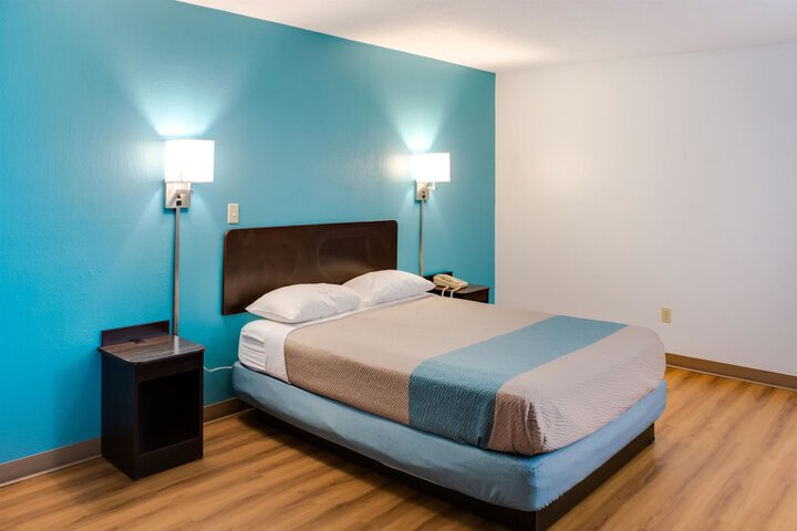 1 Queen Bed (4 of 8)