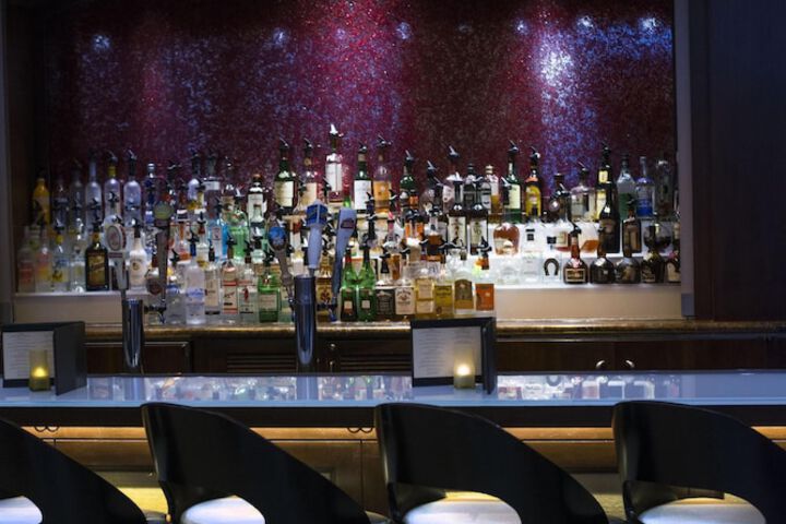 Lounge 66 of 79