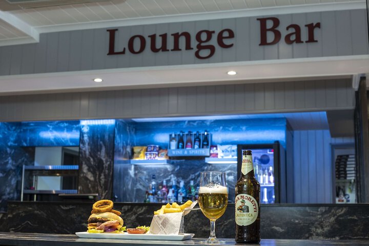Lounge 69 of 76