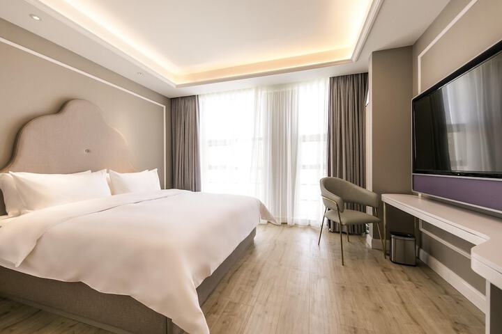 Room 7 of 12