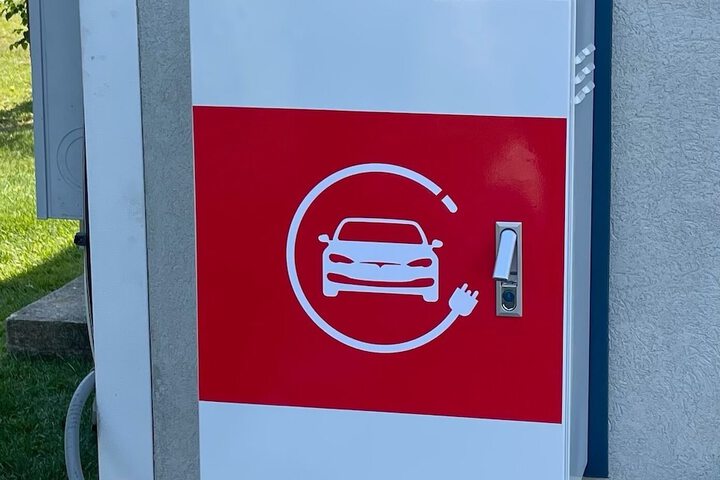 Electric vehicle charging station