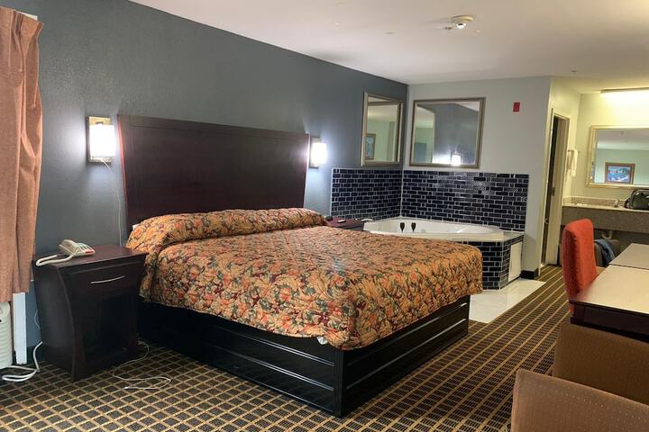 Single Room 1 King Bed (2 of 2)