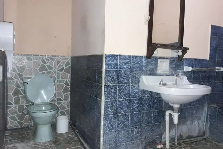 Room 6 of 10