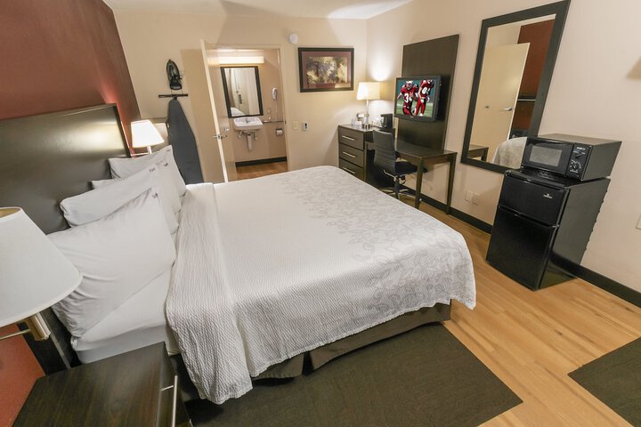 Deluxe King Bed (16 of 24)