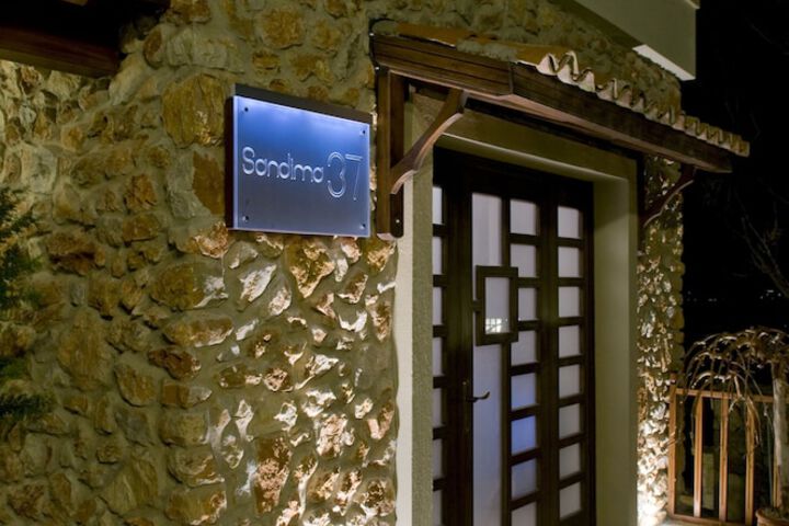 Check-in/check-out kiosk