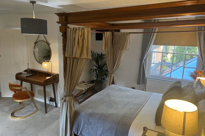 Room 3 of 90