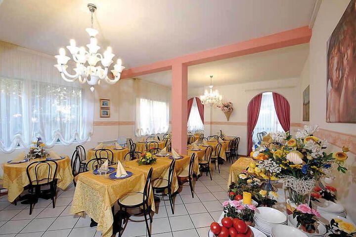 Dining 37 of 61