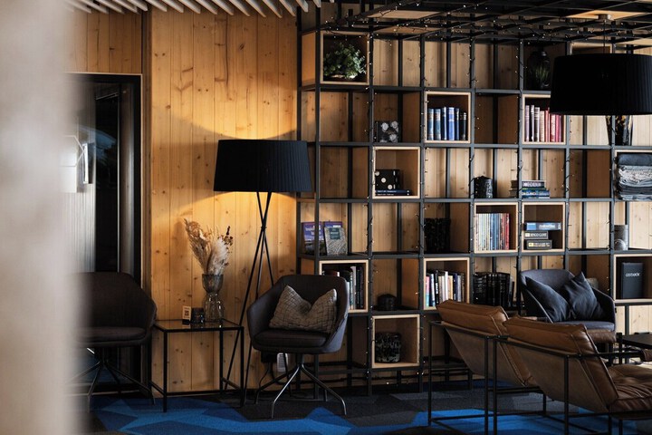 Lounge 100 of 131
