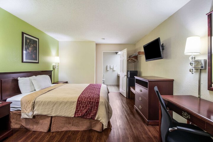 1 King Bed (12 of 15)