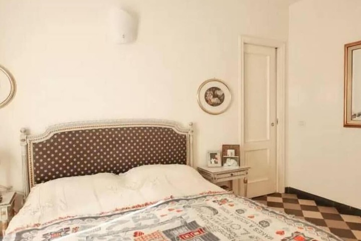 Room 6 of 11