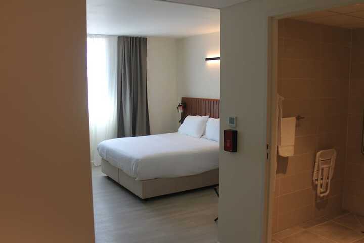 Room 11 of 30