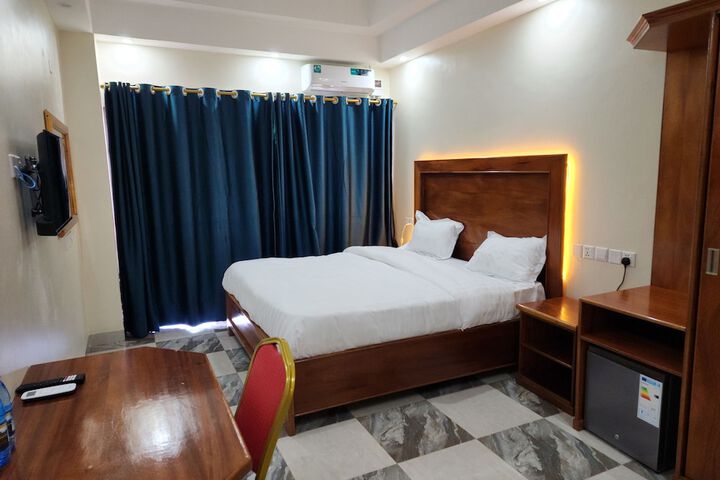 Room 3 of 38
