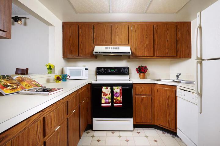 1 King Bed High Speed Internet Accessible Microwave and Refrigerator, Coffee Maker Iron and Ironing Board Hairdryer Full Breakfast (11 of 16)
