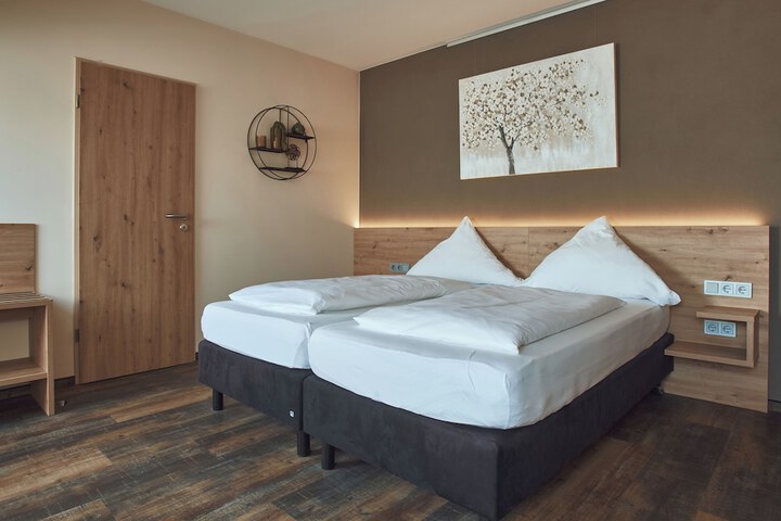 Room 32 of 142
