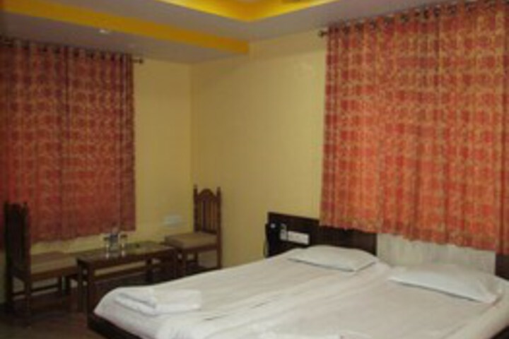 OYO 14779 MEERA MOTELS RESID