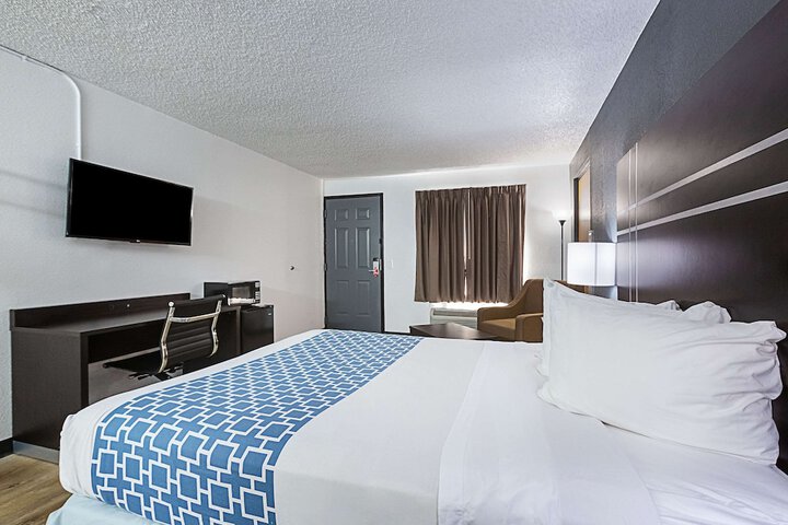 1 Queen Bed (16 of 22)