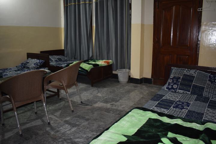 Room 4 of 8