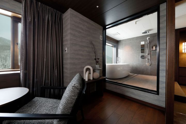 Room 28 of 76