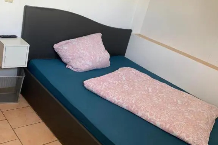 Room 4 of 16